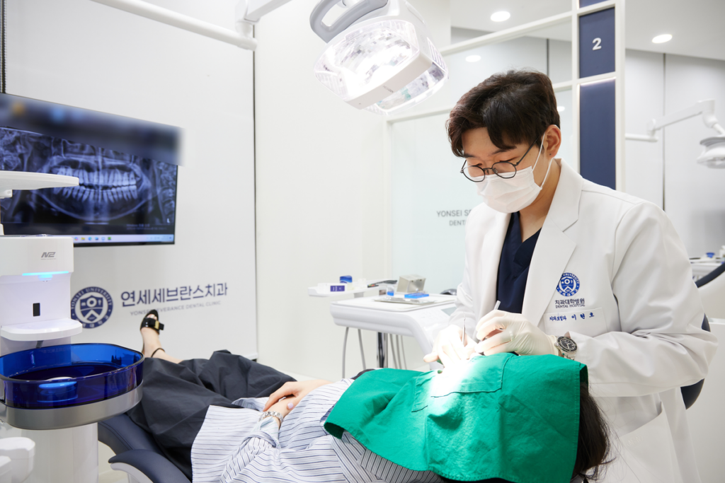 이현호 대표원장이 환자의 치아를 진료하는 연세세브란스치과 진료 장면
